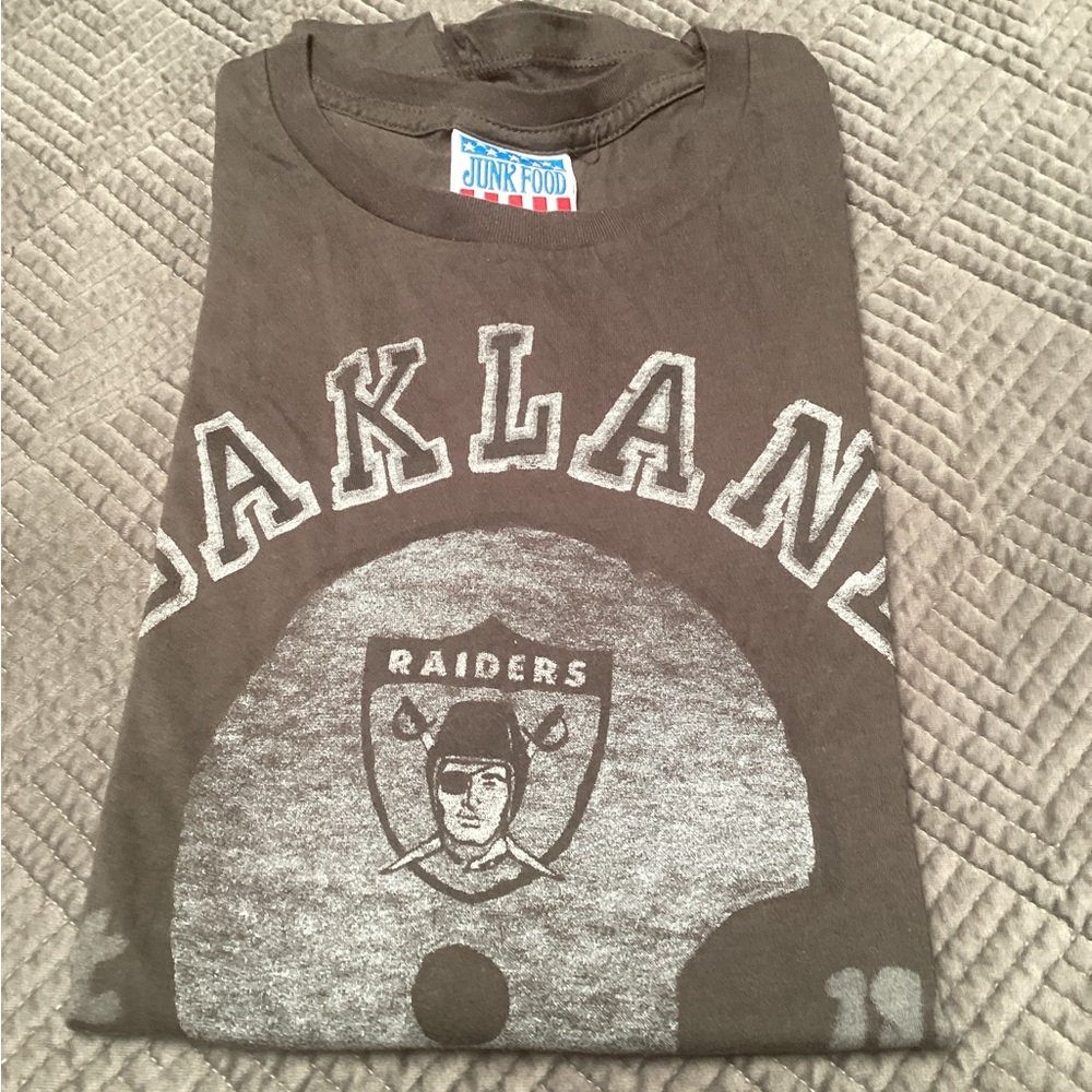 Oakland Raiders T-shirt. 451 - Picture 2 of 4